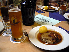 ビールとバイエルンの名物料理「シュヴァイネブラーテン」