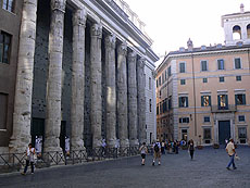 ピエトラ広場にあるハドリアヌス帝の神殿跡