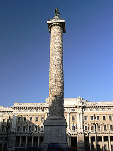 コロンナ広場の「マルクス・アウレリウスの記念柱」