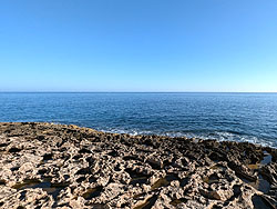 ホテル前の海岸