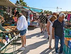 マーケットの賑わい