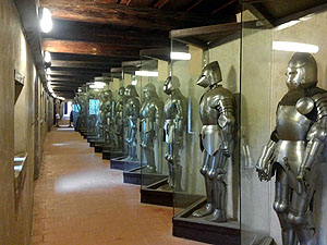中世の武器や鎧の展示室