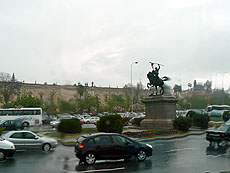 セビーリャ大学（旧タバコ工場）とエル・シッドの騎馬像