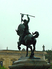 セビーリャ大学（旧タバコ工場）とエル・シッドの騎馬像
