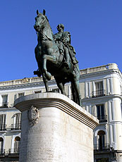 プエルタ・デル・ソルに立つカルロス3世の騎馬像