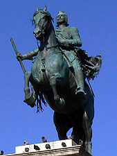 オリエンテ広場に立つフェリペ4世の騎馬像